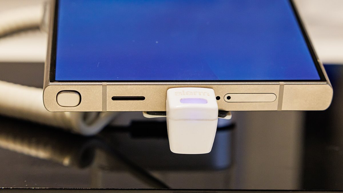 The edge and buttons of a Samsung Galaxy S24 Ultra