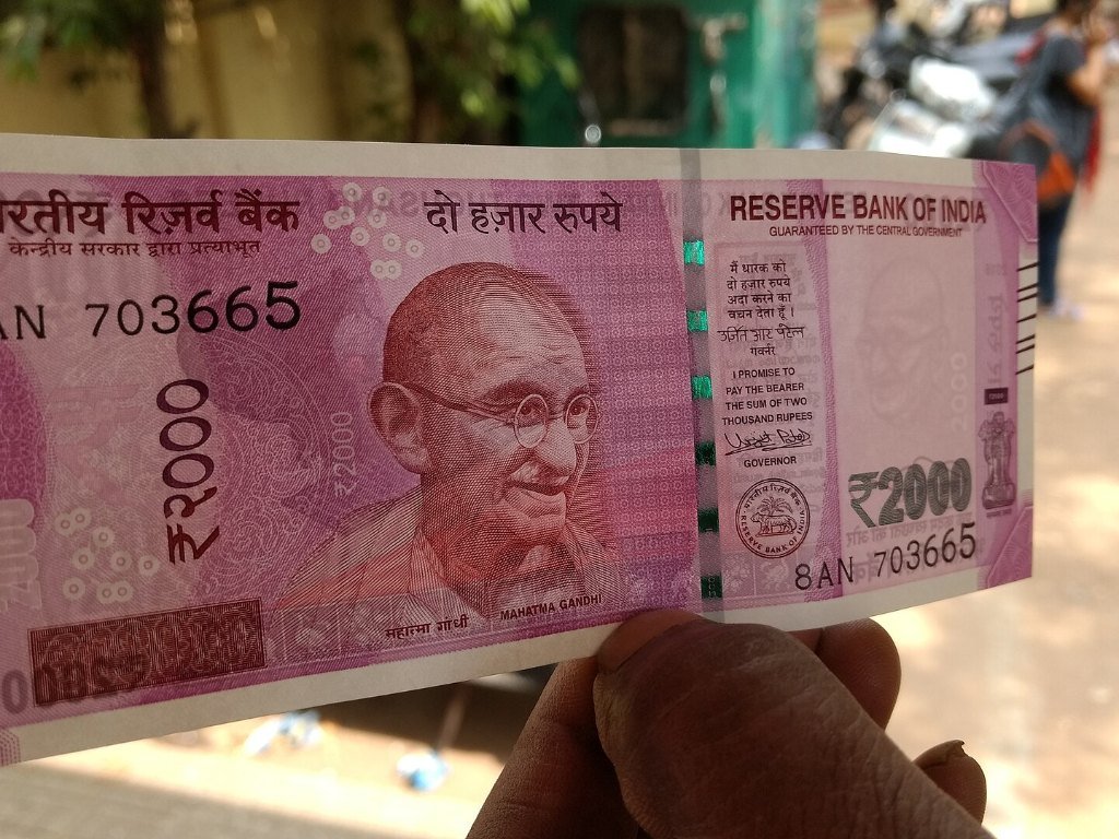 A 2000 rupee note held in hand