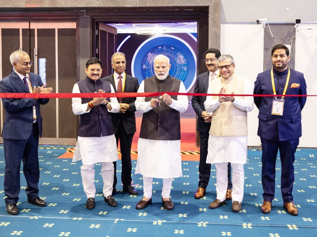 Prime Minister Shri Narendra Modi with Jio chairman Akash Ambani at the India Mobile Congress 2023