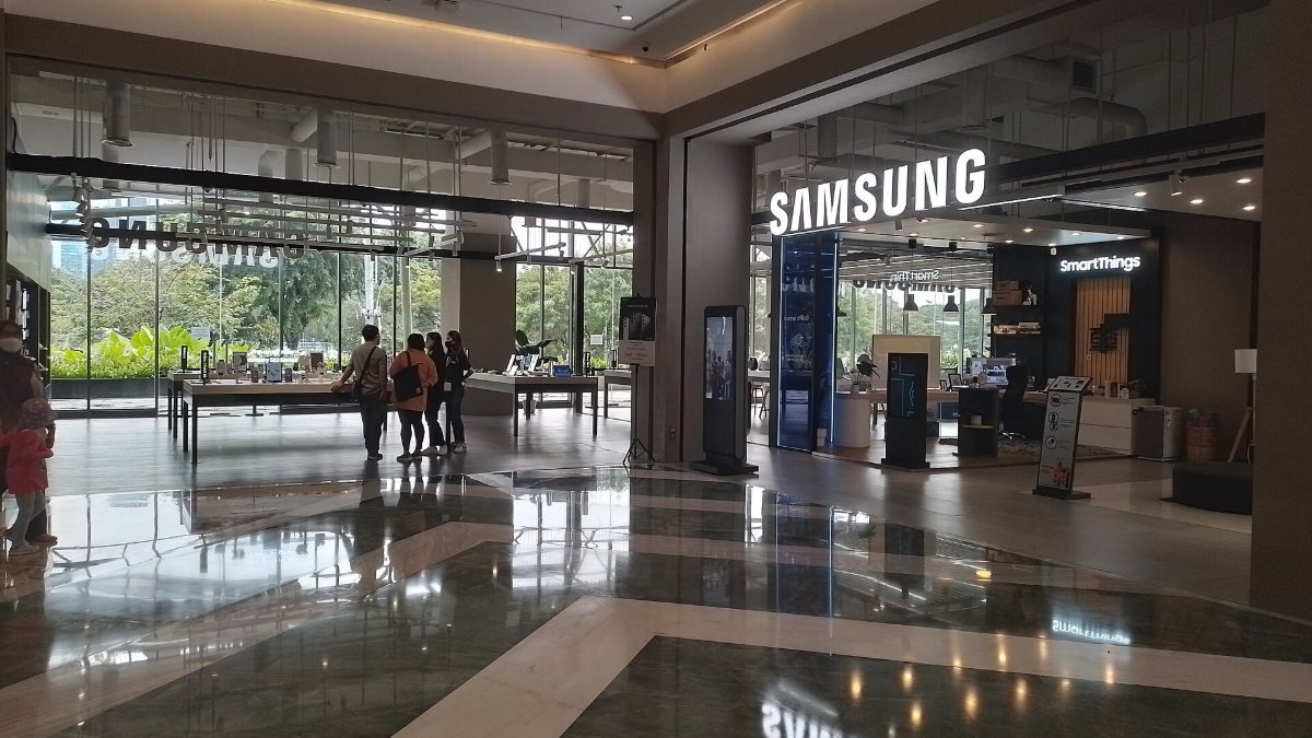 A Samsung Experience Store inside a shopping mall