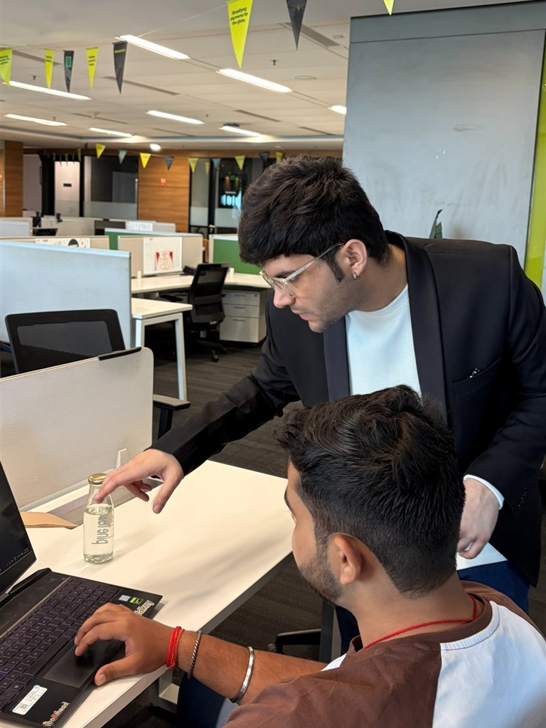 Tushar Madaan helping a participant at his laptop