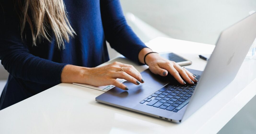 7 Habits Hurting Your Salary Growth in 2026’s AI-Driven Workplace